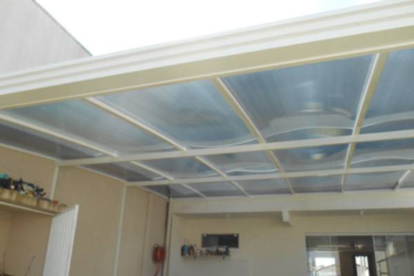 Cobertura em policarbonato.